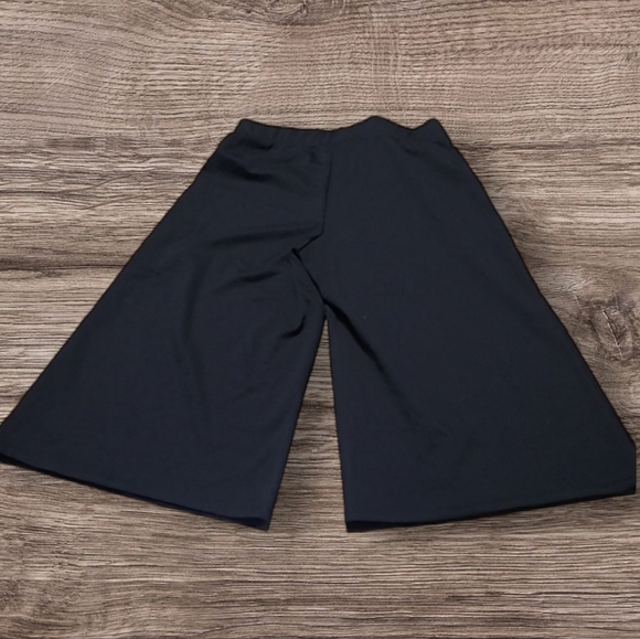 WOMEN'S KATE & MALLORY FLARE CAPRI LEGGINGS - Picture 5 of 5